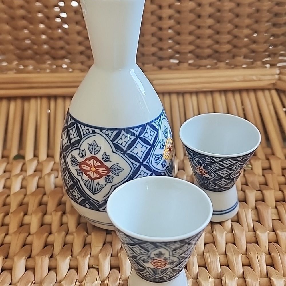 Vintage Blue & White Floral Tokkuri Ochoko Arita Ware Sake 3 Piece Set